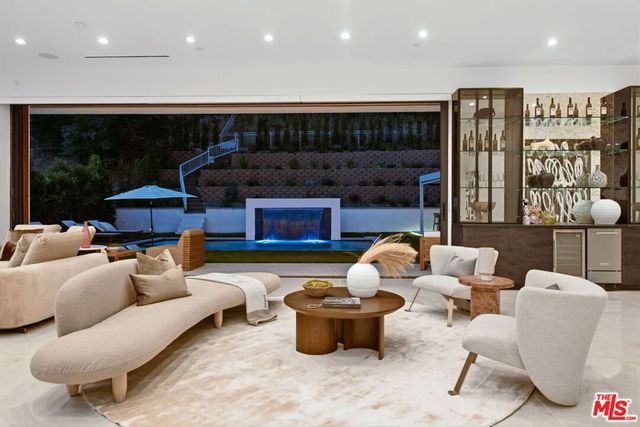 5649 Rawlings Avenue, Woodland Hills, CA 91367