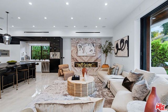 5649 Rawlings Avenue, Woodland Hills, CA 91367