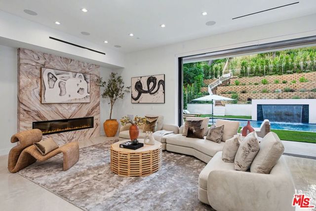 5649 Rawlings Avenue, Woodland Hills, CA 91367