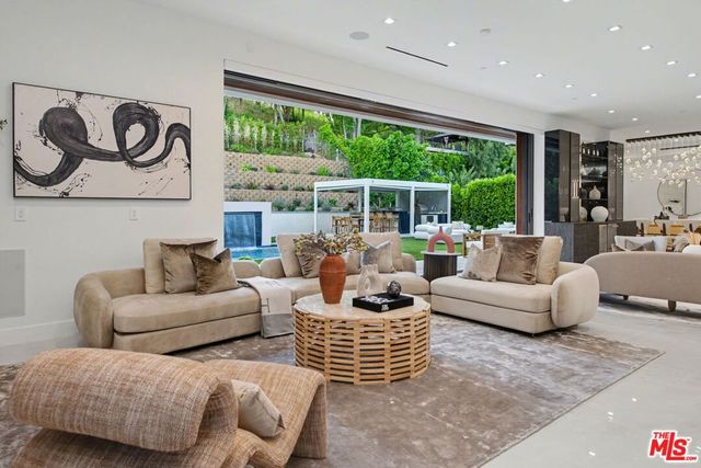 5649 Rawlings Avenue, Woodland Hills, CA 91367