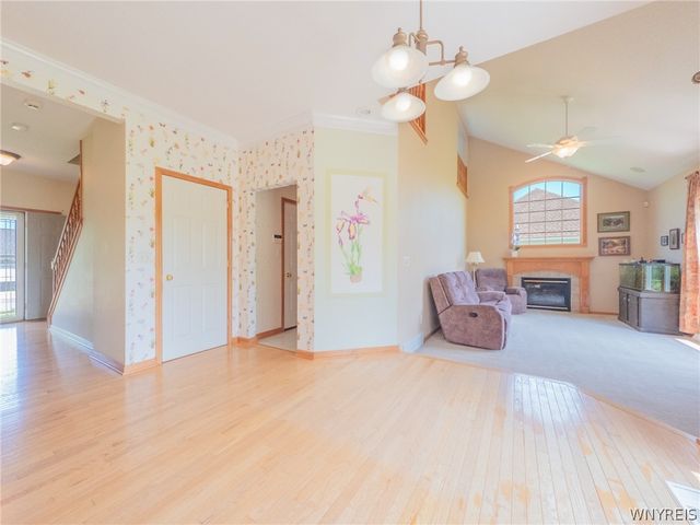 8 Sunset Creek Drive, West Seneca, NY 14224