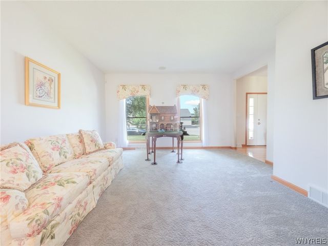 8 Sunset Creek Drive, West Seneca, NY 14224