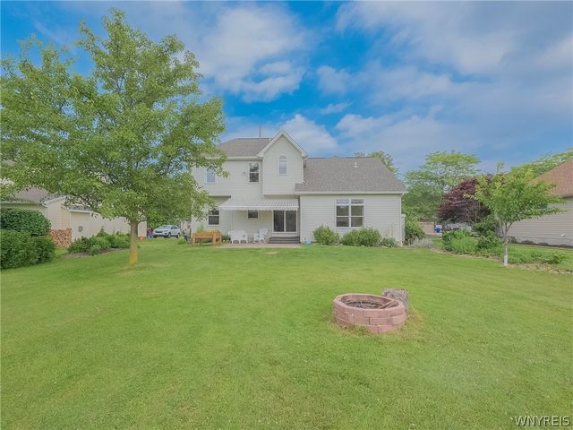 8 Sunset Creek Drive, West Seneca, NY 14224