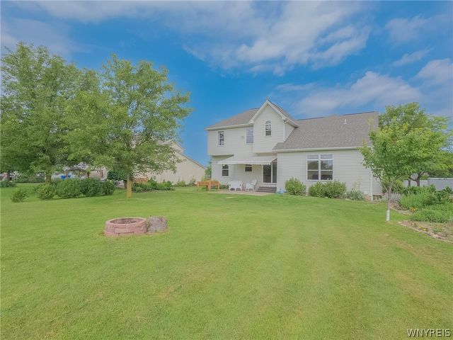 8 Sunset Creek Drive, West Seneca, NY 14224