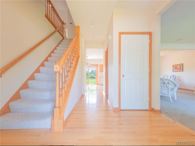 8 Sunset Creek Drive, West Seneca, NY 14224