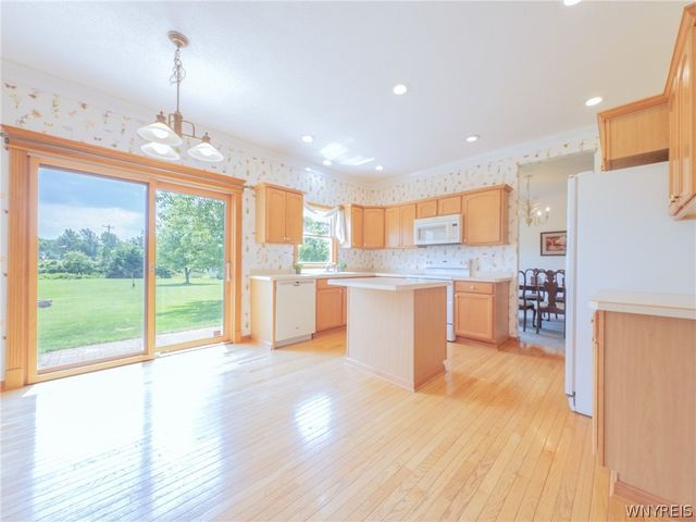 8 Sunset Creek Drive, West Seneca, NY 14224