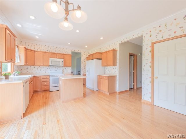 8 Sunset Creek Drive, West Seneca, NY 14224