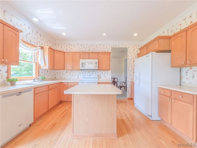 8 Sunset Creek Drive, West Seneca, NY 14224