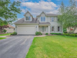 8 Sunset Creek Drive, West Seneca, NY 14224