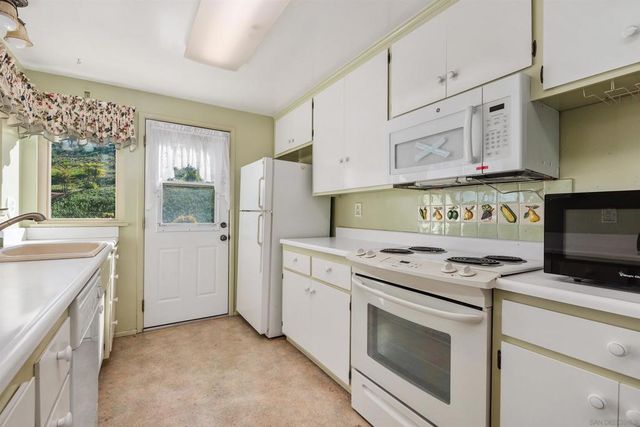 12127 Santiago Rd W, San Diego, CA 92128