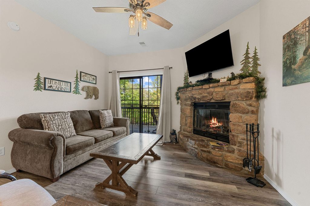75 Leaning Tree Circle 4, Indian Point, MO 65616