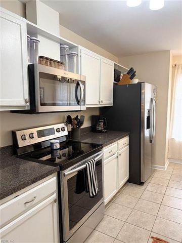 456 Falling LN, Virginia Beach, VA 23454