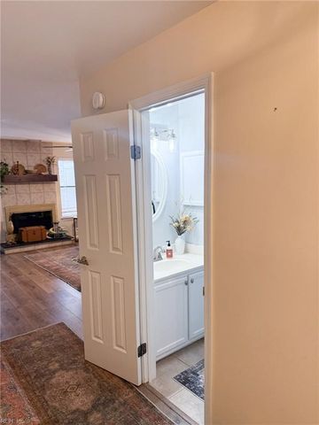 456 Falling LN, Virginia Beach, VA 23454