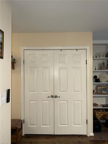 456 Falling LN, Virginia Beach, VA 23454