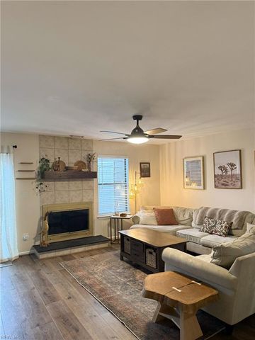 456 Falling LN, Virginia Beach, VA 23454