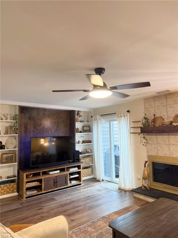 456 Falling LN, Virginia Beach, VA 23454