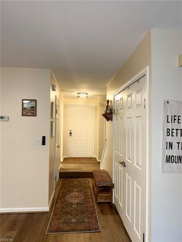 456 Falling LN, Virginia Beach, VA 23454