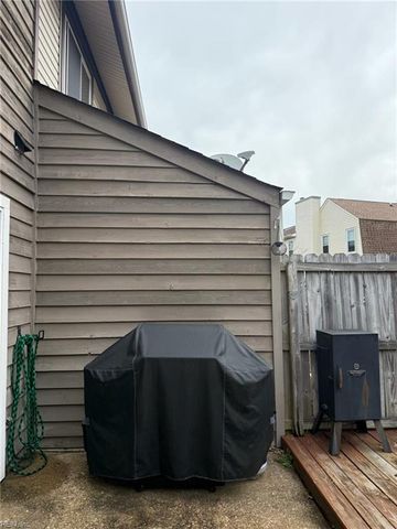 456 Falling LN, Virginia Beach, VA 23454