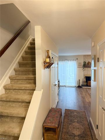 456 Falling LN, Virginia Beach, VA 23454