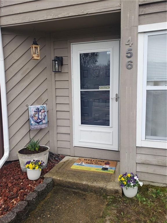 456 Falling LN, Virginia Beach, VA 23454