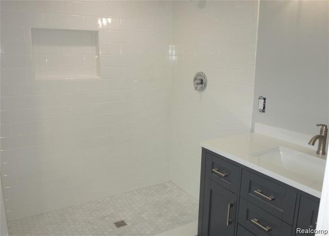 5814 Raven Road, Bloomfield Hills, MI 48301