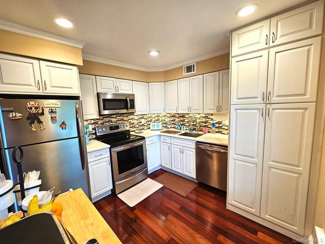 655 Middle Country Road 2H2, Coram, NY 11727