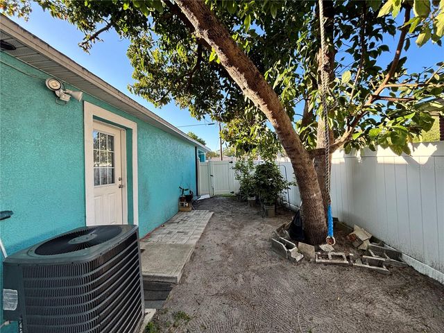 2715 BEL AIRE CIRCLE, Tampa, FL 33614