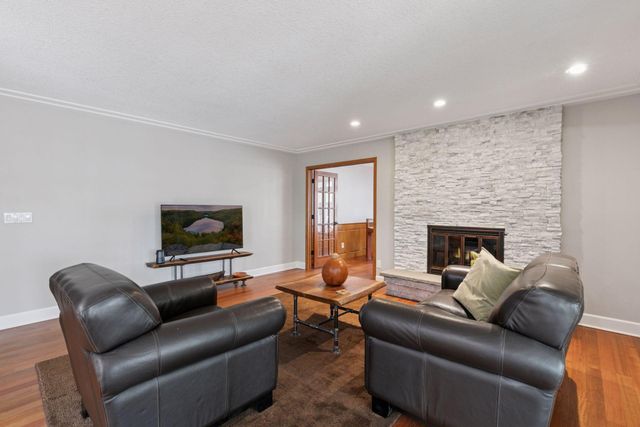 15011 Oakland Avenue, Burnsville, MN 55306