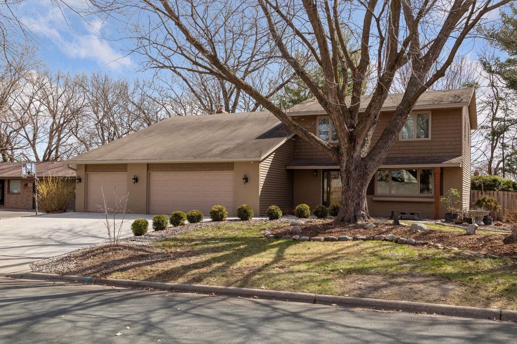 15011 Oakland Avenue, Burnsville, MN 55306