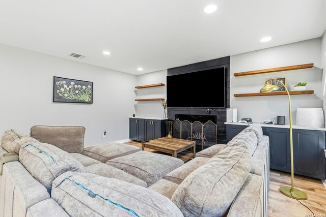 227 W HIGHLAND DR, Boerne, TX 78006