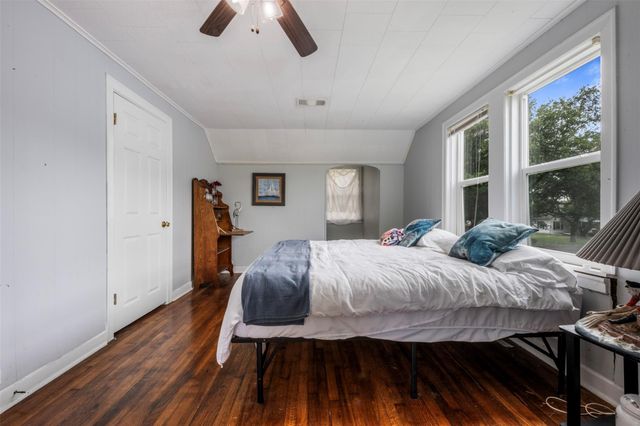 318 12th Avenue N, Texas City, TX 77590