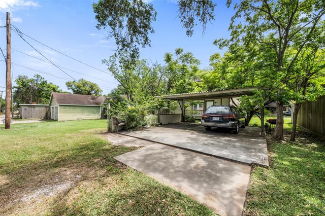 318 12th Avenue N, Texas City, TX 77590