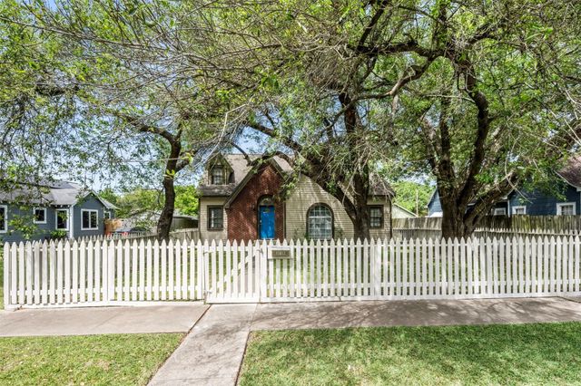 318 12th Avenue N, Texas City, TX 77590