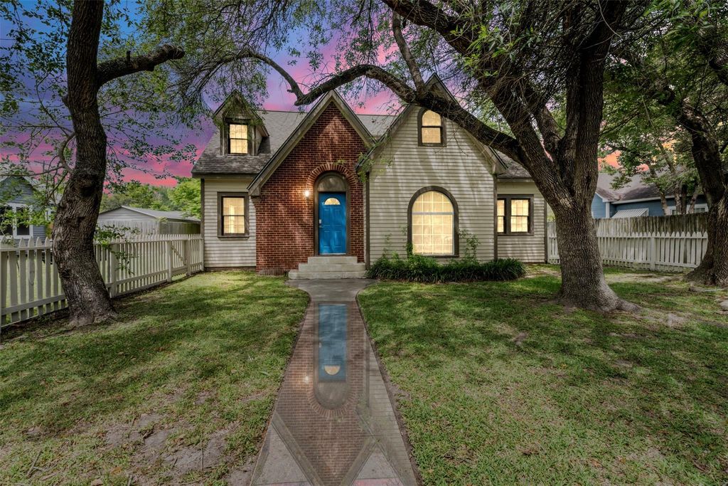 318 12th Avenue N, Texas City, TX 77590