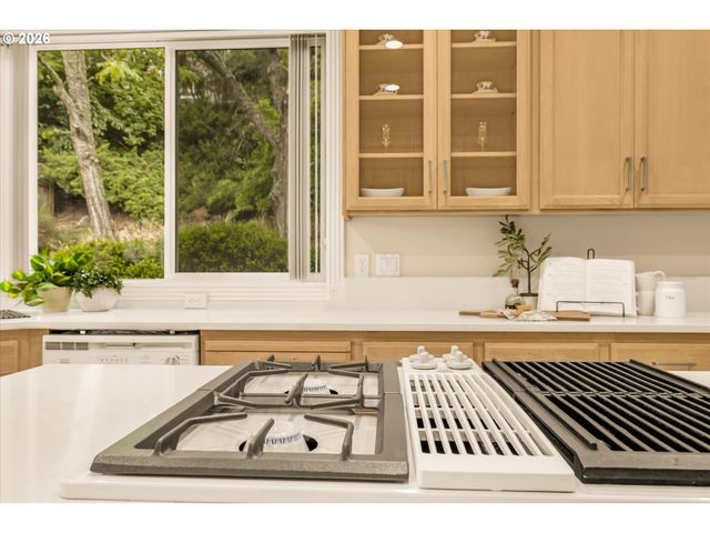 1924 Nw NORFOLK Ct, Portland, OR 97229