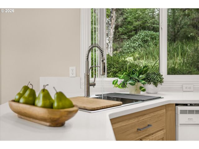 1924 Nw NORFOLK Ct, Portland, OR 97229