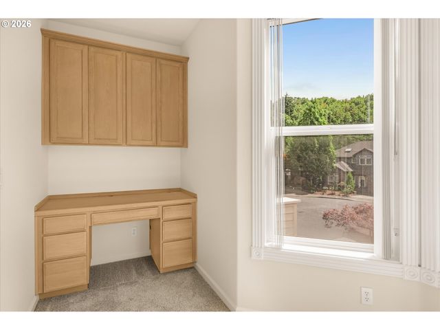 1924 Nw NORFOLK Ct, Portland, OR 97229
