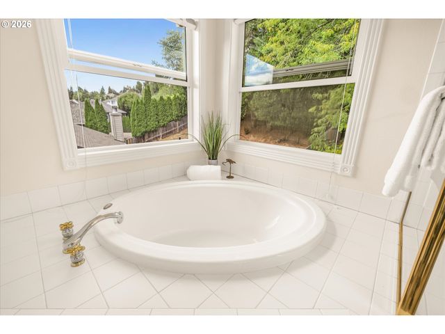 1924 Nw NORFOLK Ct, Portland, OR 97229
