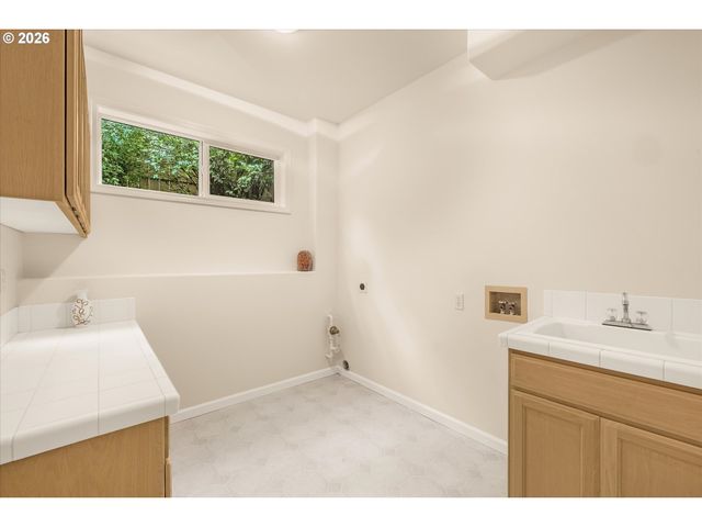 1924 Nw NORFOLK Ct, Portland, OR 97229