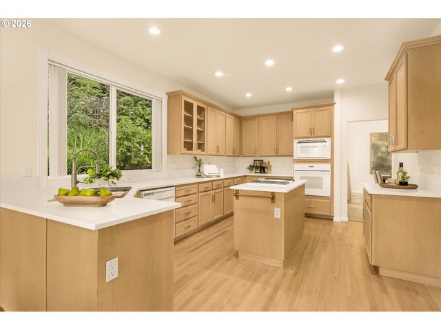 1924 Nw NORFOLK Ct, Portland, OR 97229