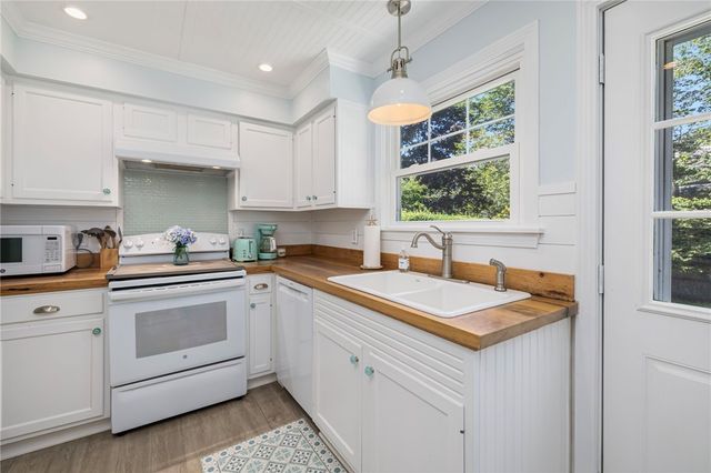 133 Carroll Avenue, Newport, RI 02840