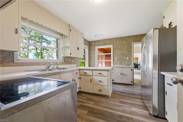 2736 Sterling Point DR, Portsmouth, VA 23703