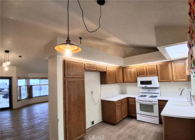 566 E Avenue R8, Palmdale, CA 93550