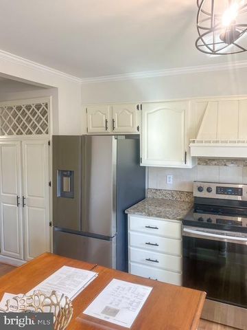 9984 WHITEWATER DR, Burke, VA 22015