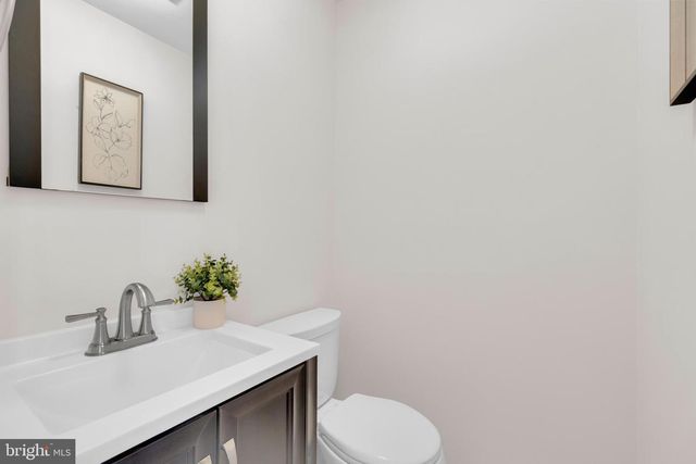 9984 WHITEWATER DR, Burke, VA 22015