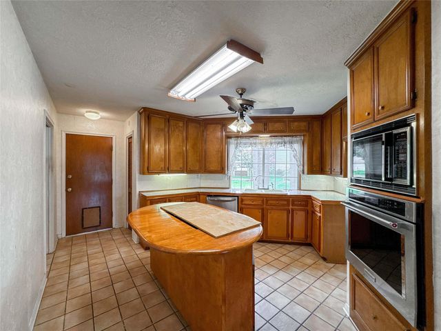 2109 E Linwood Oaks Street, Pearland, TX 77581