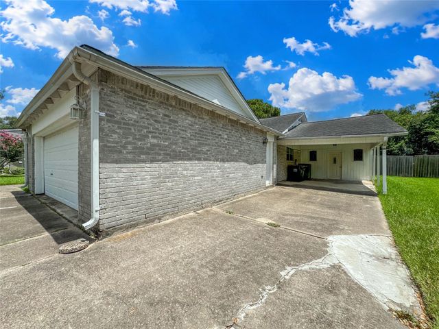 2109 E Linwood Oaks Street, Pearland, TX 77581