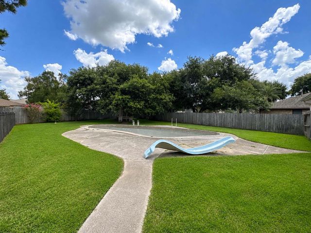 2109 E Linwood Oaks Street, Pearland, TX 77581