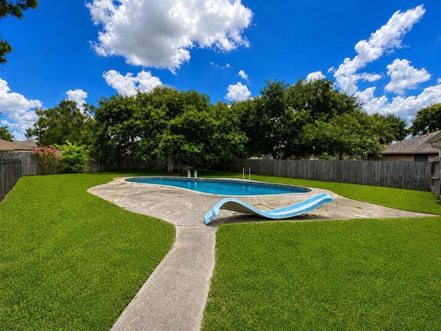 2109 E Linwood Oaks Street, Pearland, TX 77581