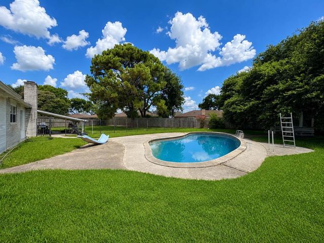 2109 E Linwood Oaks Street, Pearland, TX 77581